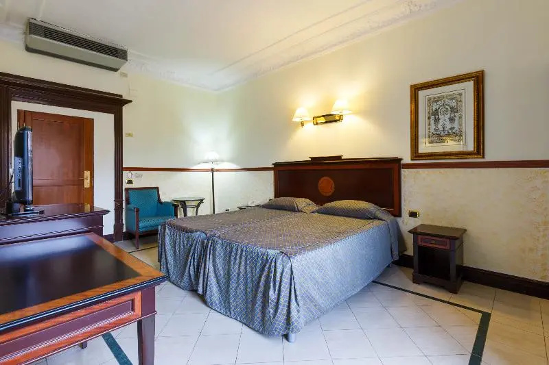 Double room (full double bed)