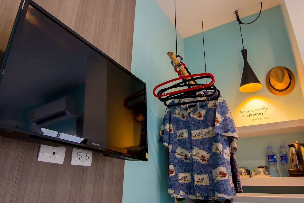 Кровать в общем номере (мужской номер) в Hotel The Journey Patong New