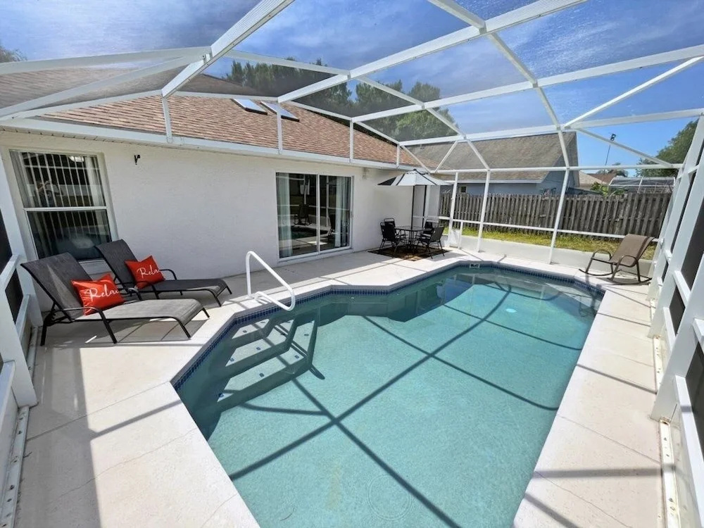 Relaxing Retreat 3 Bedroom Home by RedAwning