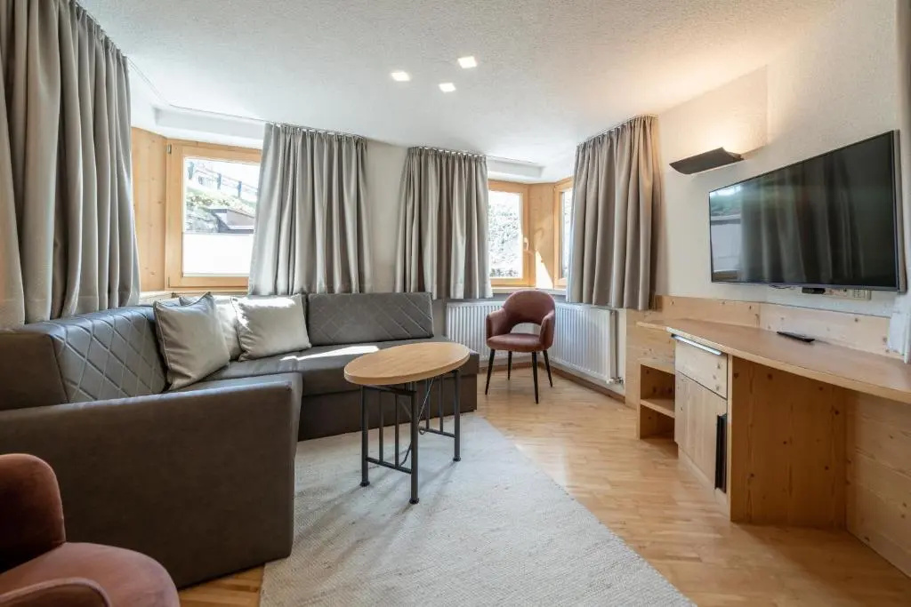 3 Bedrooms Apartment