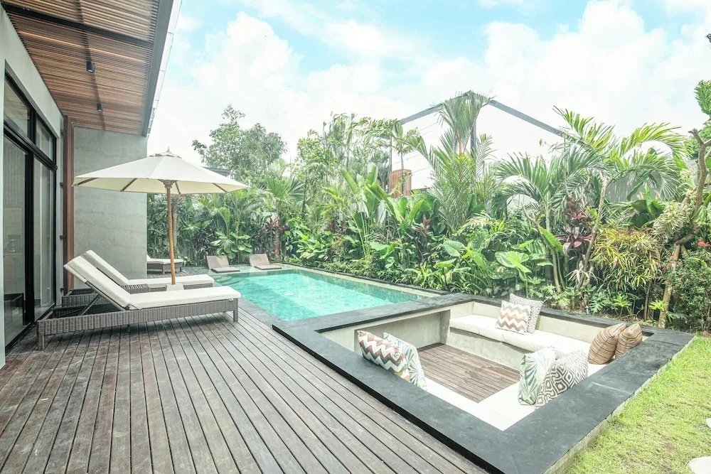 Elegant 5BR Modern Villa Steps From Caf Del Mar