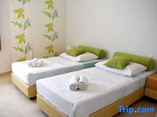 Ideal getaway flat with pool and rumpus room