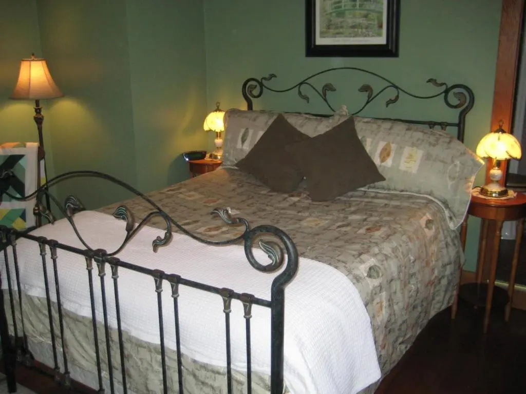 Standard Double room with garden view (full double bed)