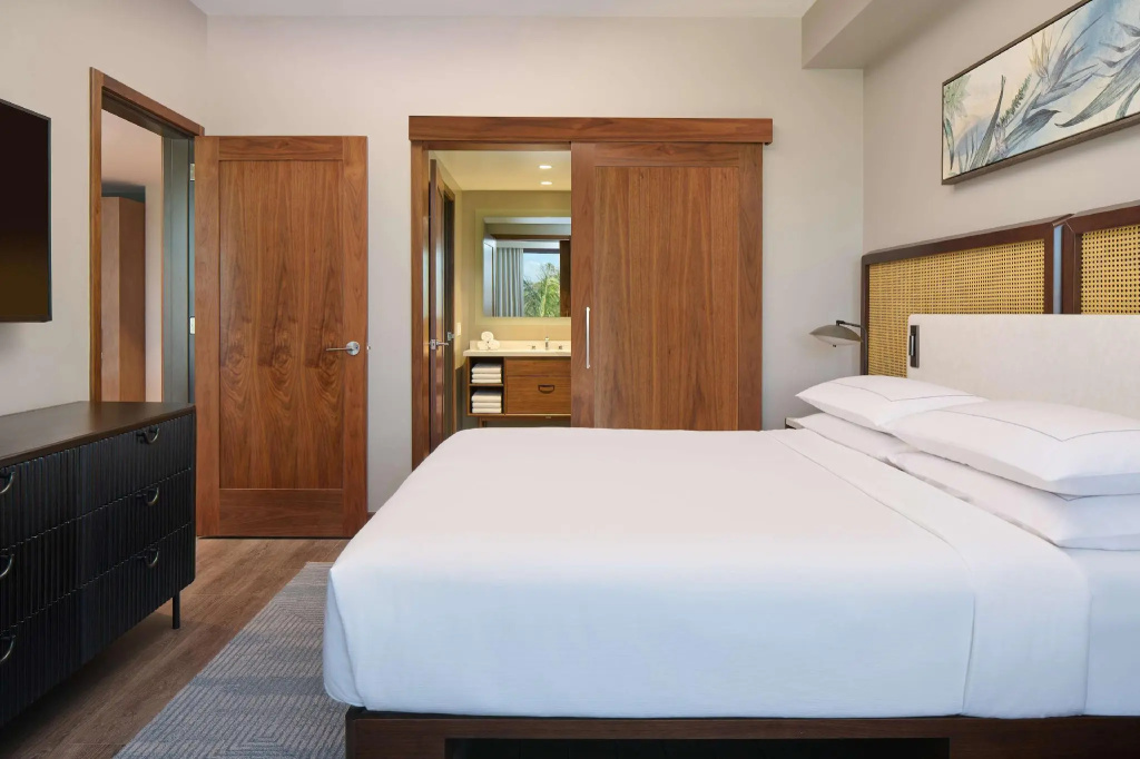 1 Bedroom Double Suite with partial ocean view (full double bed)