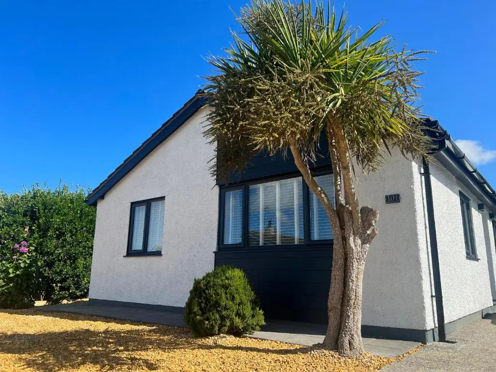 Stylish, Dog Friendly Coastal Bungalow With Garden