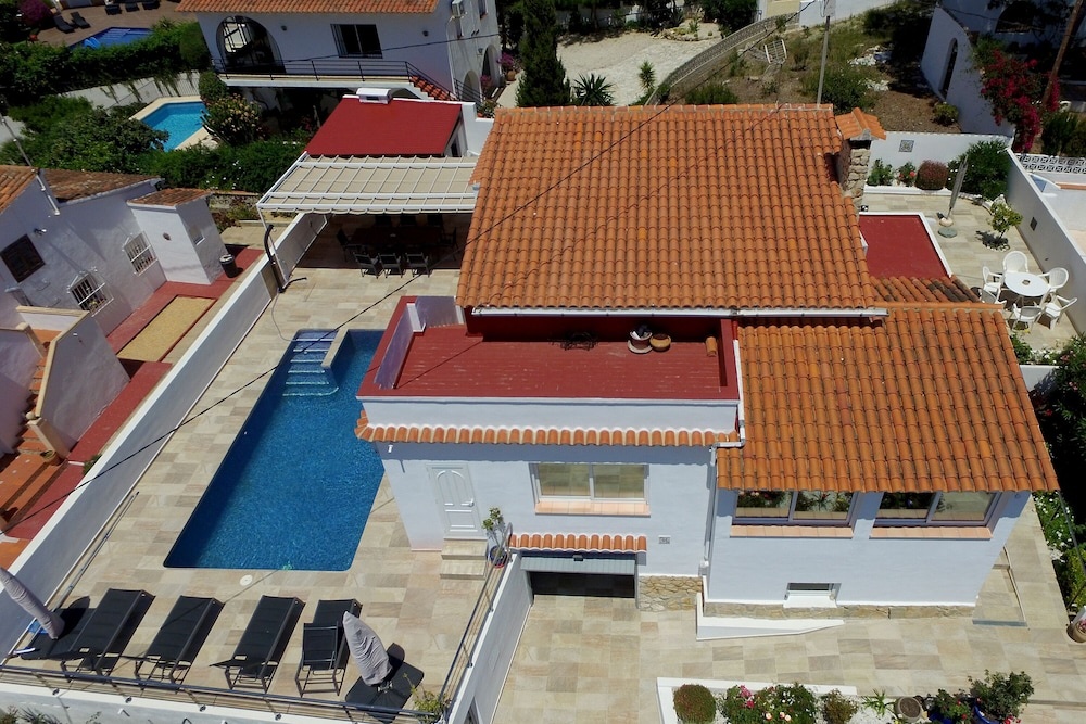 Private Family Retreat With Pool Short Walk to the Sea