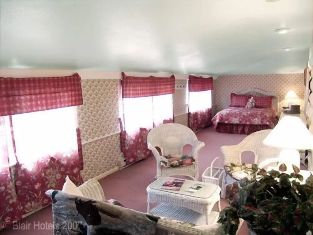 1 Bedroom Premium Suite with pool view