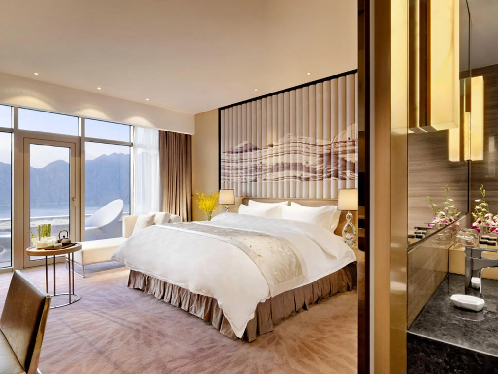 Standard Double room with lake view (full double bed)