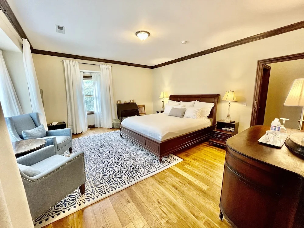 Dartmouth House Inn