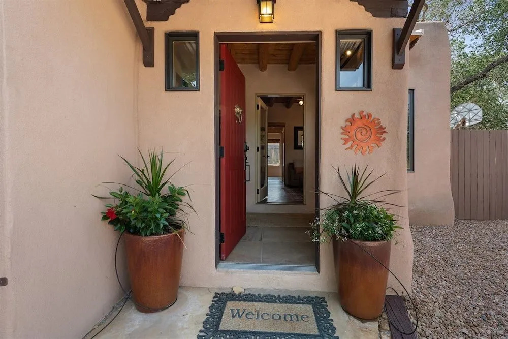 Casa de Lorenzo - Spacious Yard With Hot Tub and Fire Pit