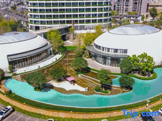 Golden Flower Jade Lake Plaza Hotel