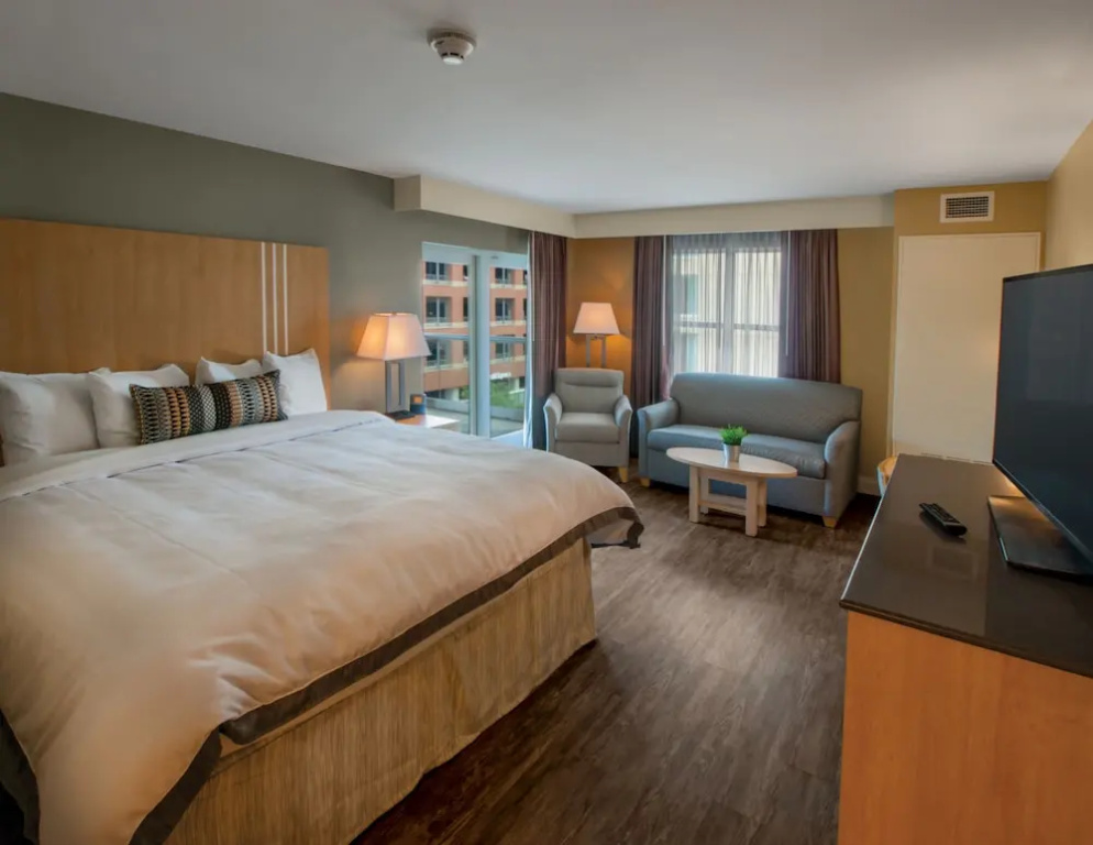 Deluxe Double room with city view (full double bed)