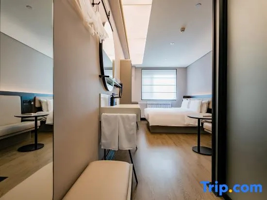 Deluxe Double room (full double bed)