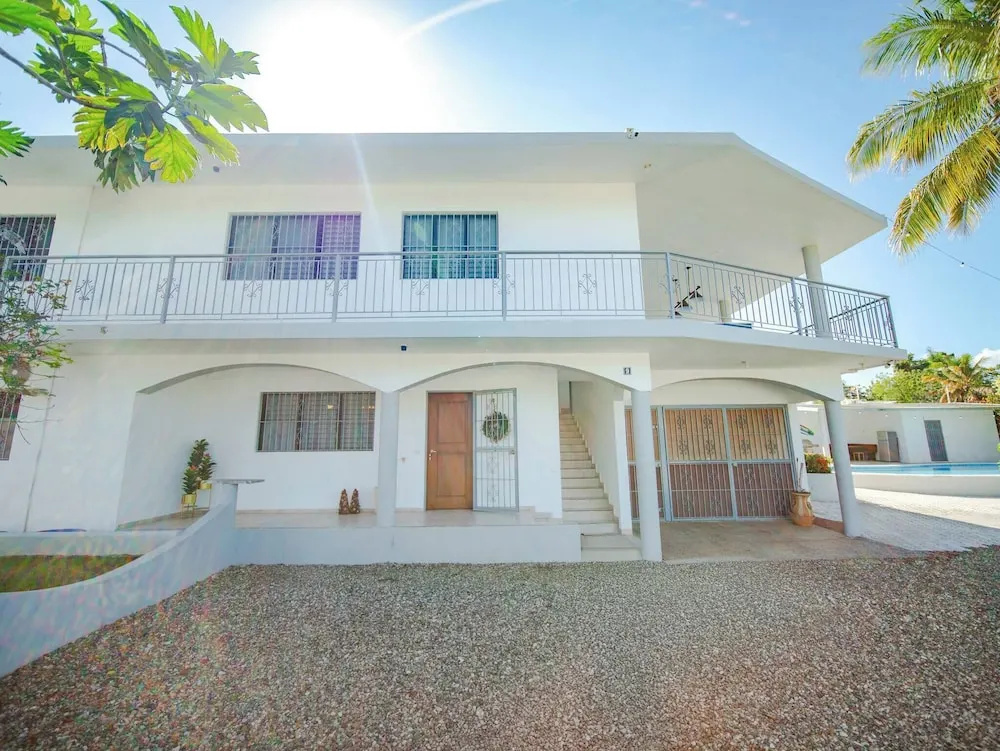 Cozy 7BR Villa BIG Pool Close to Beach!