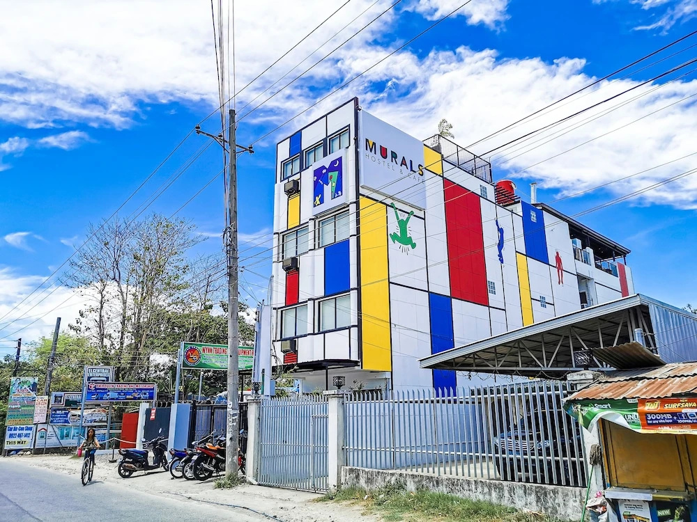 Murals Hostel & Cafe Mactan