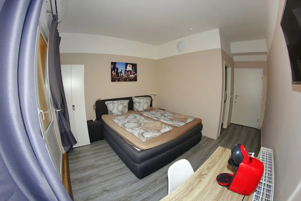Classic Double room with balcony (full double bed)