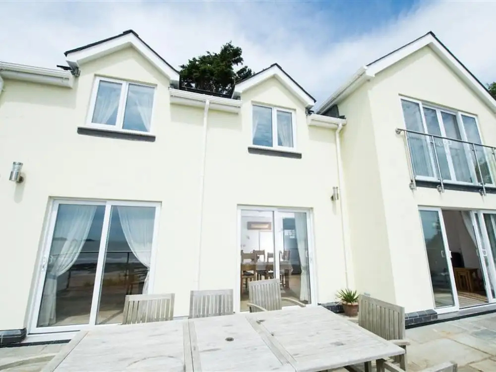 Detached House Overlooking the Beach With Enviable Unbroken sea Views