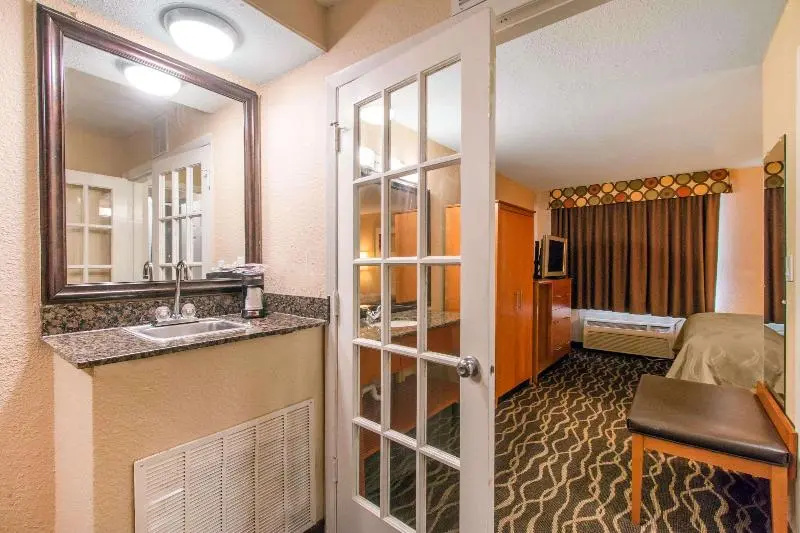 Quality Inn & Suites I-35 near Frost Bank Center - Chambres