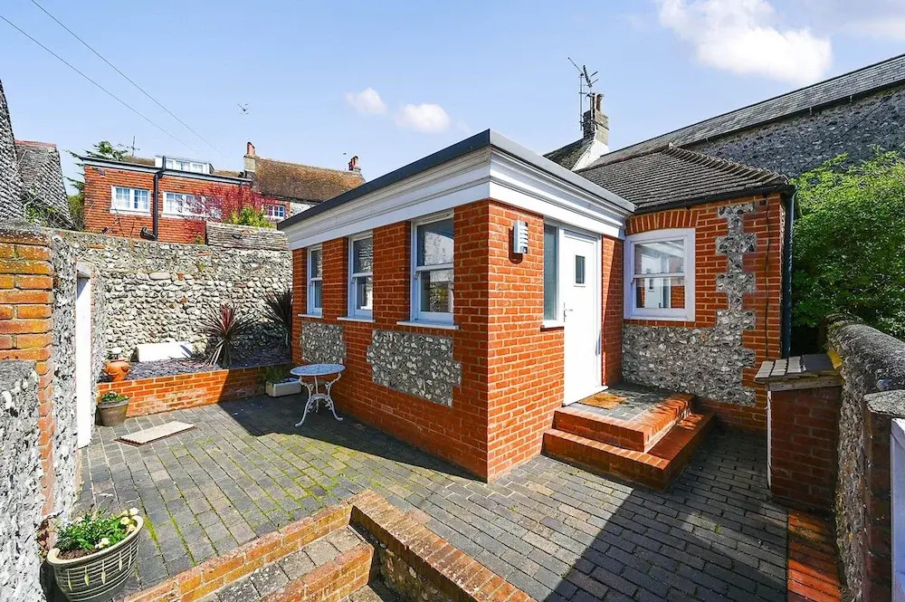 Host Stay Blue Bolthole on Vicarage Lane