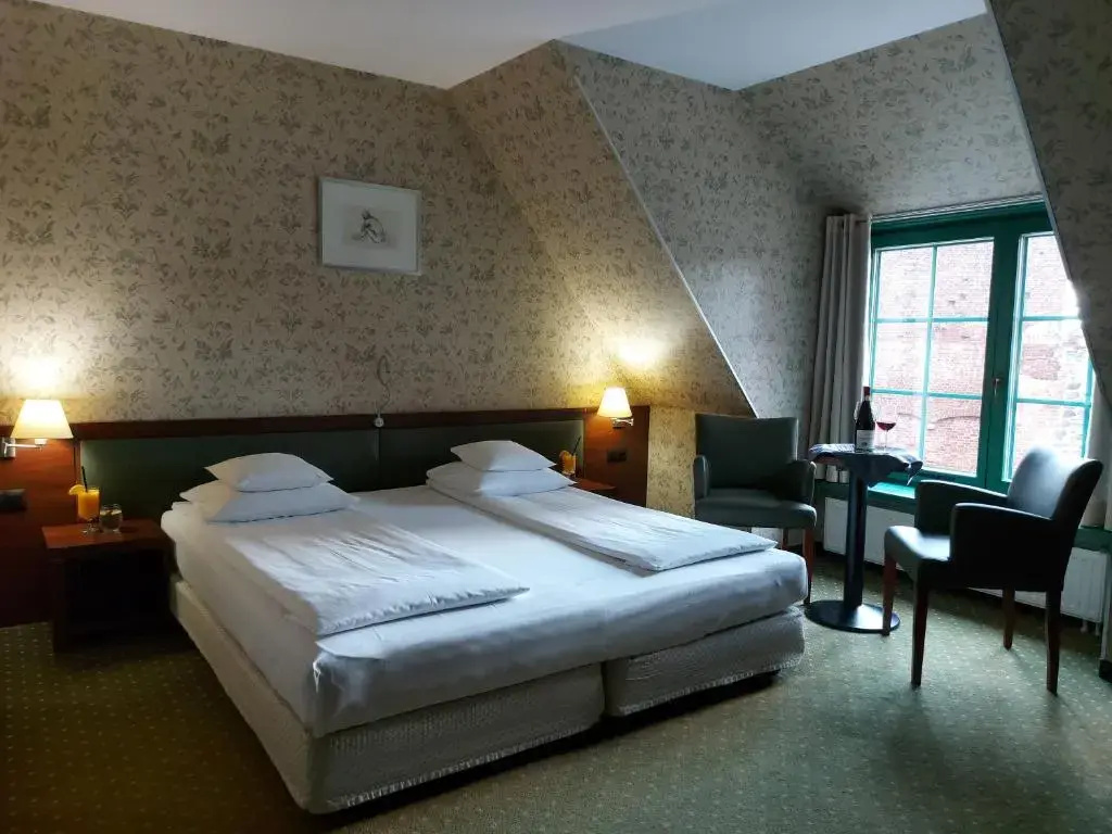 Deluxe Double room (full double bed)