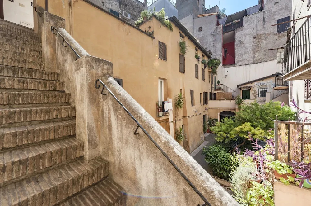 Travel & Stay - Chiavari