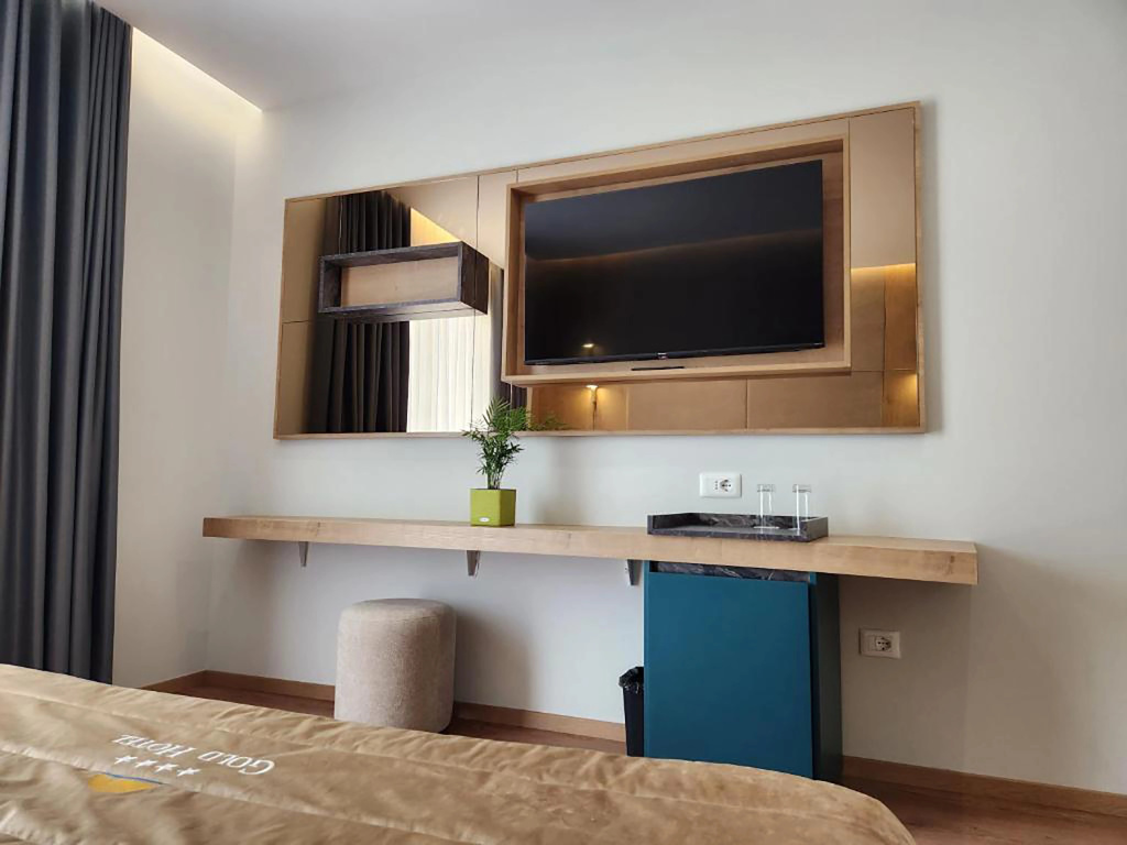 Hotel Gold — 5