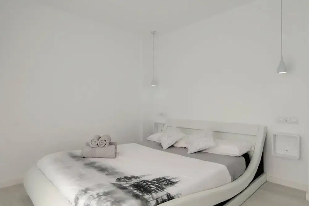 三臥室四人住宅，配有雙人床