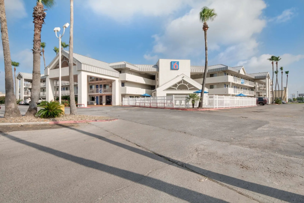 Motel 6 Brownsville North #4625 — фото