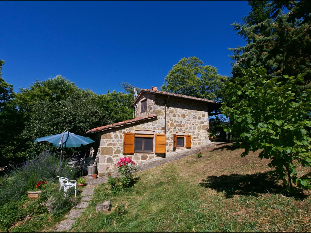 Typical little Italian property in the middle of fruit trees.