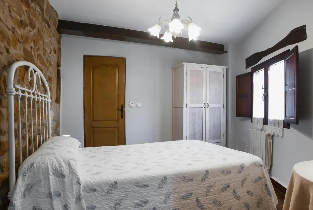 標準的三人家庭房，配有陽台和山景視角。