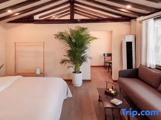 Deluxe Double room (full double bed)