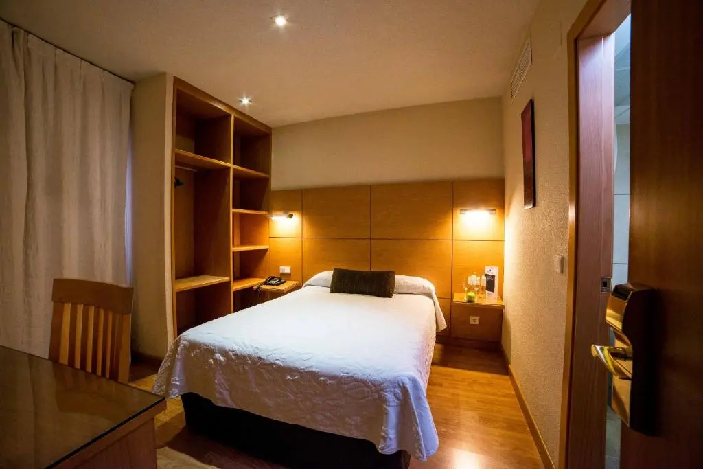 Double room (full double bed)