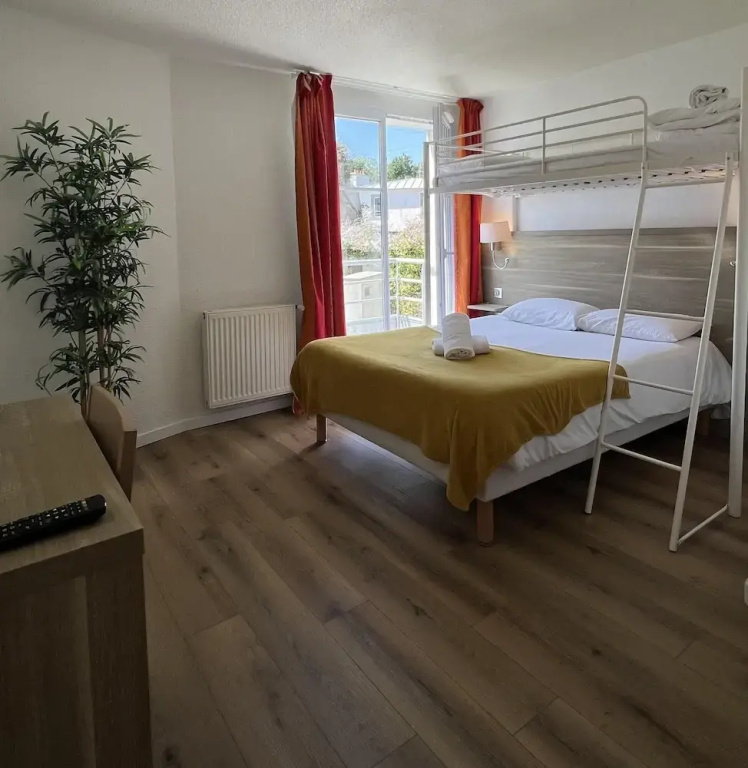 Standard Triple room with courtyard view