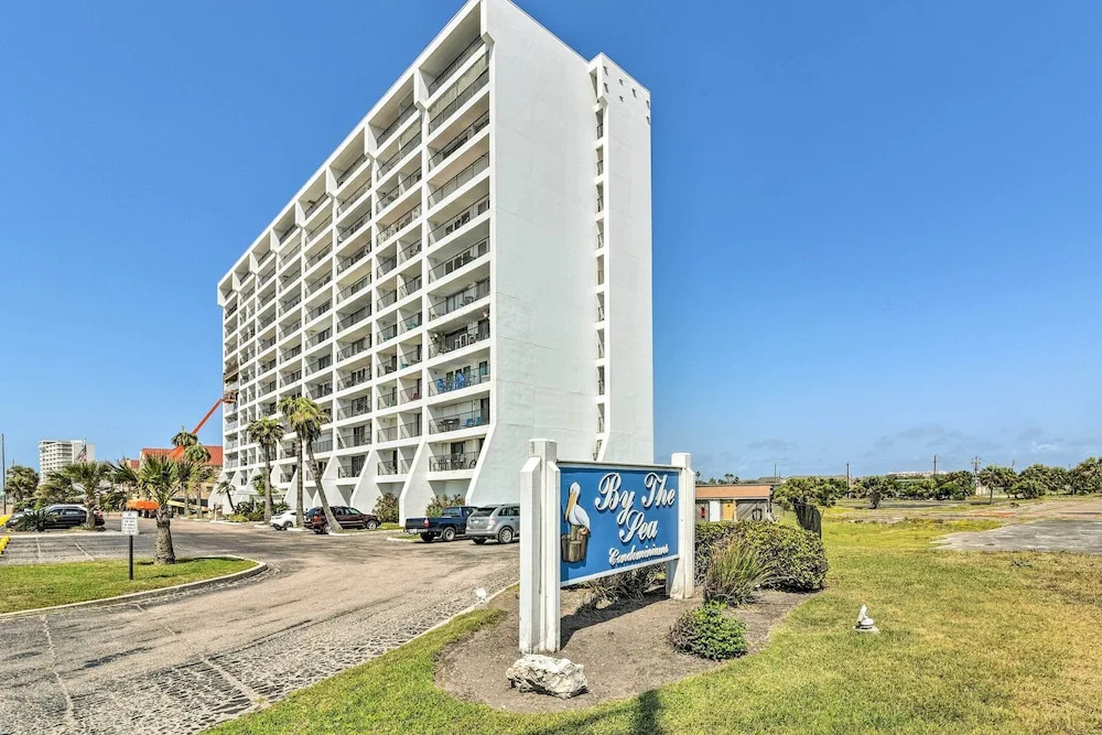 Ocean-view Balcony & Pool Access: Galveston Gem!