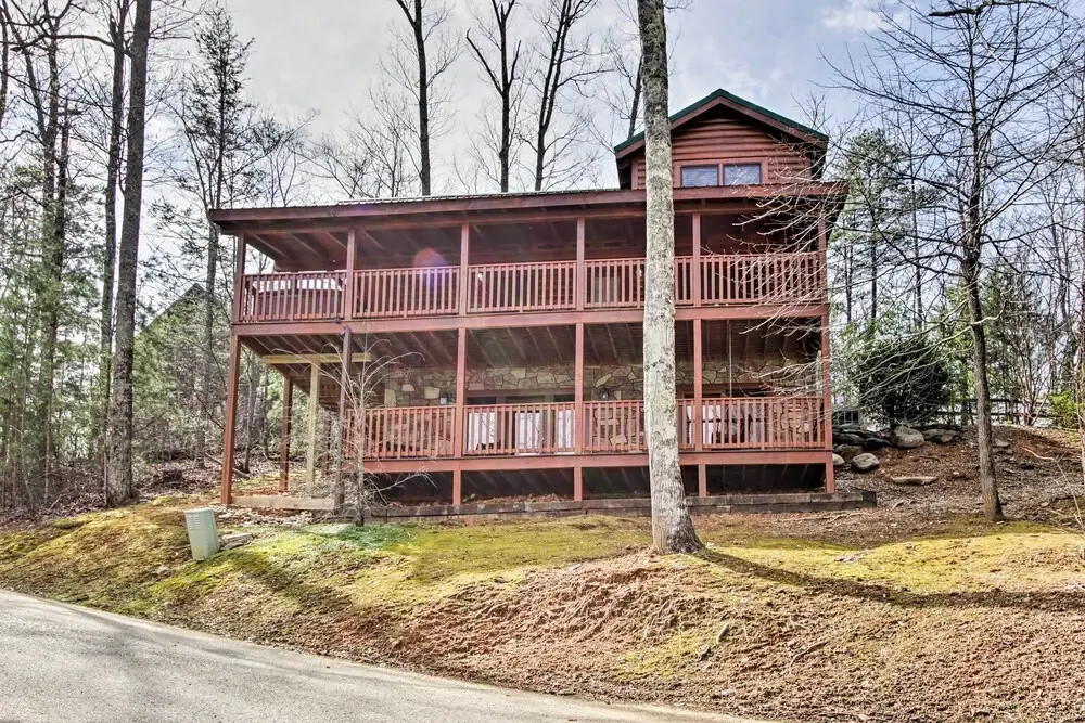 3 Mi to Gatlinburg: Cabin w/ Deck & Pool Table!