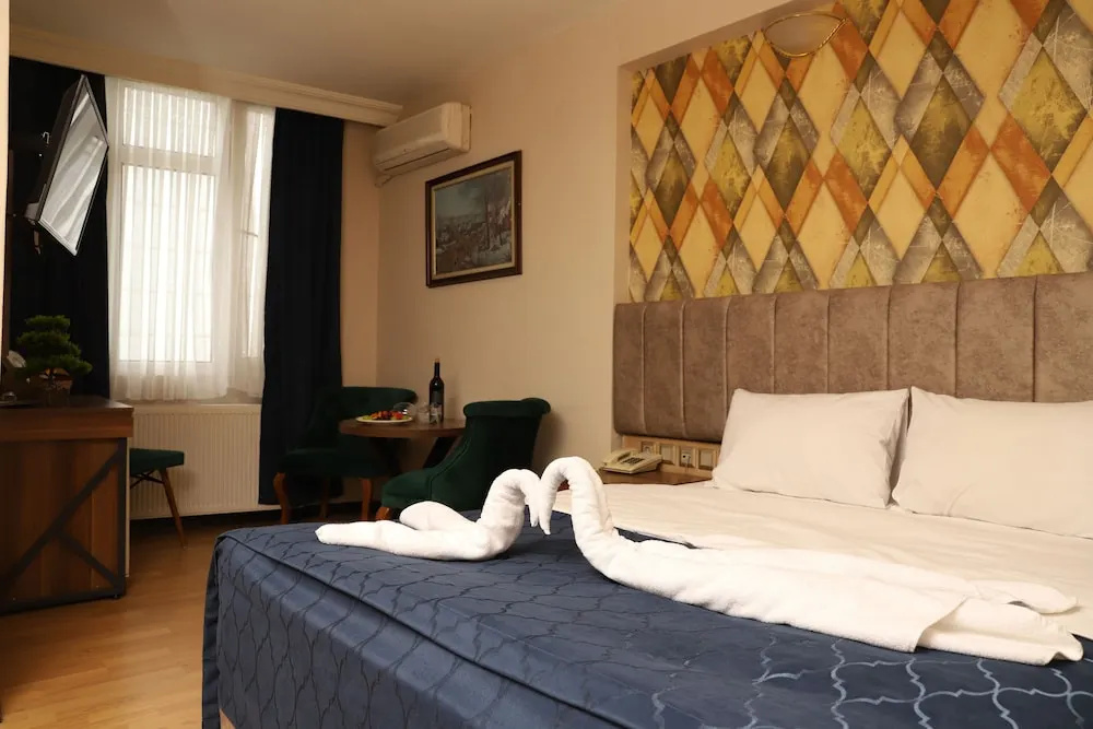 Classic Double room with balcony (full double bed)