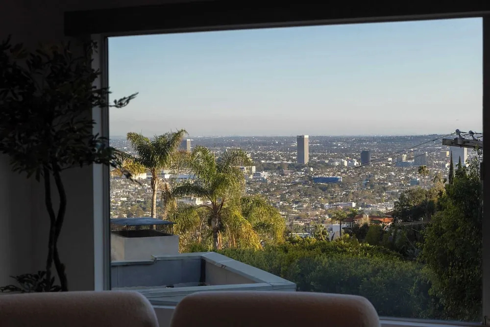 Luxury Hollywood Hills Home With Pool, Outdoor Dining & Iconic Views Skyline Chalet