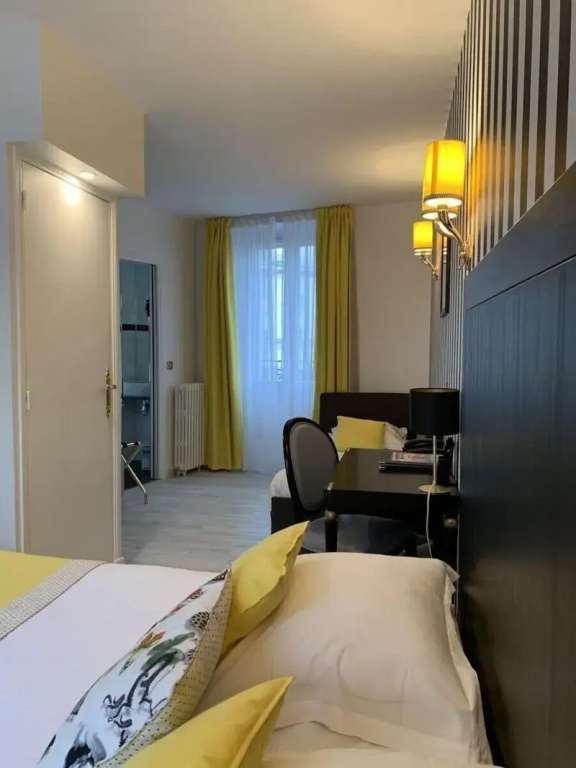 Deluxe Triple room with city view