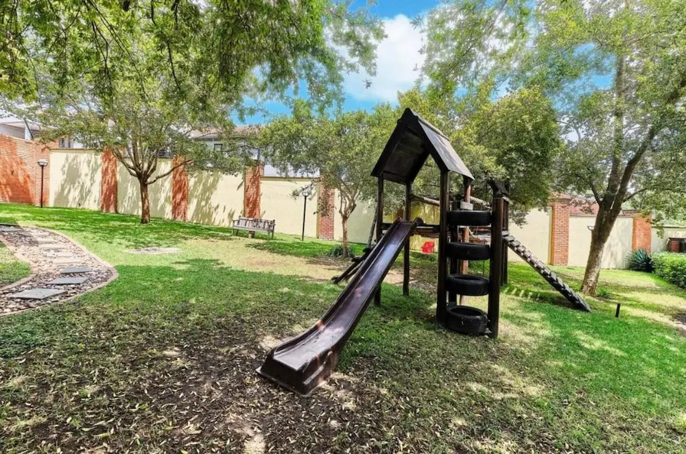 2 Bedroom Apartment Near Monte Casino