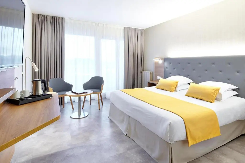 Standard Double room with partial ocean view (full double bed)