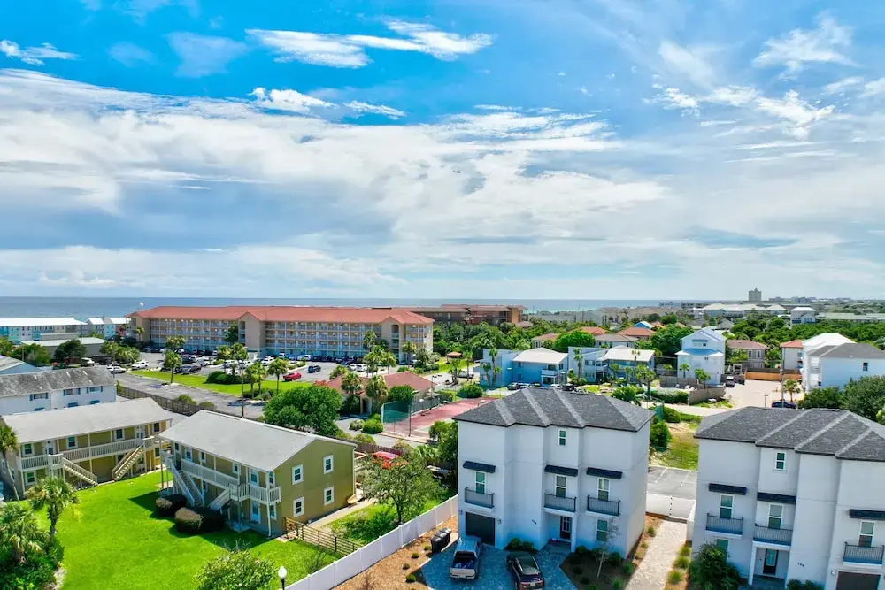 Destin Delight by Avantstay Majestic 3-story Home Near Beach~wifi~bbq~pets Ok~community Pool Access