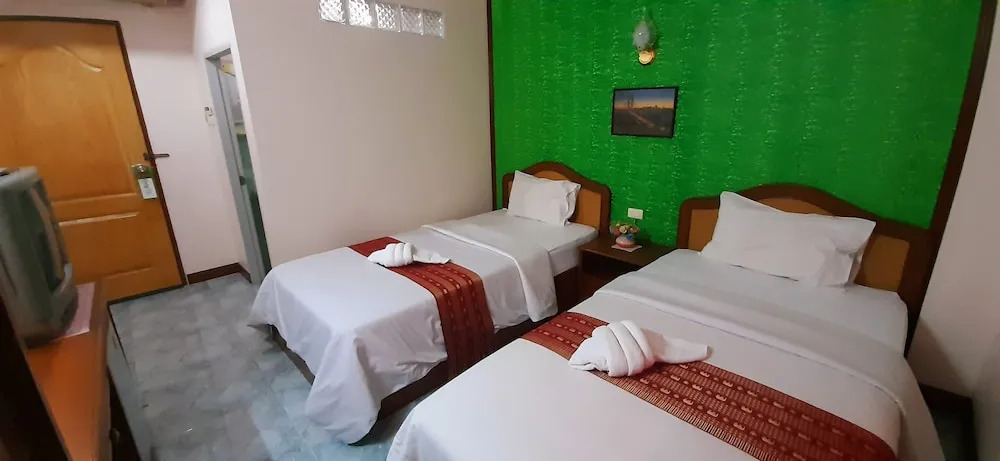 Трёхместный семейный номер Standard односпальная кровать в Thepparat Lodge Krabi