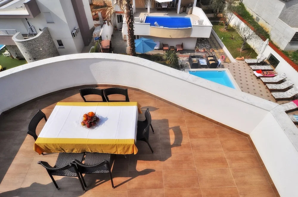 3 Bedrooms Apartment with balcony and with partial sea view