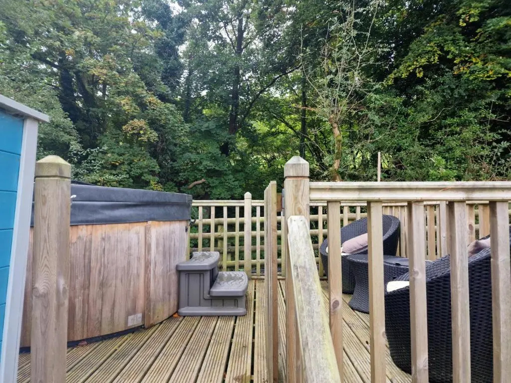 Cabin - Sleeps 2 hot tub & Parking