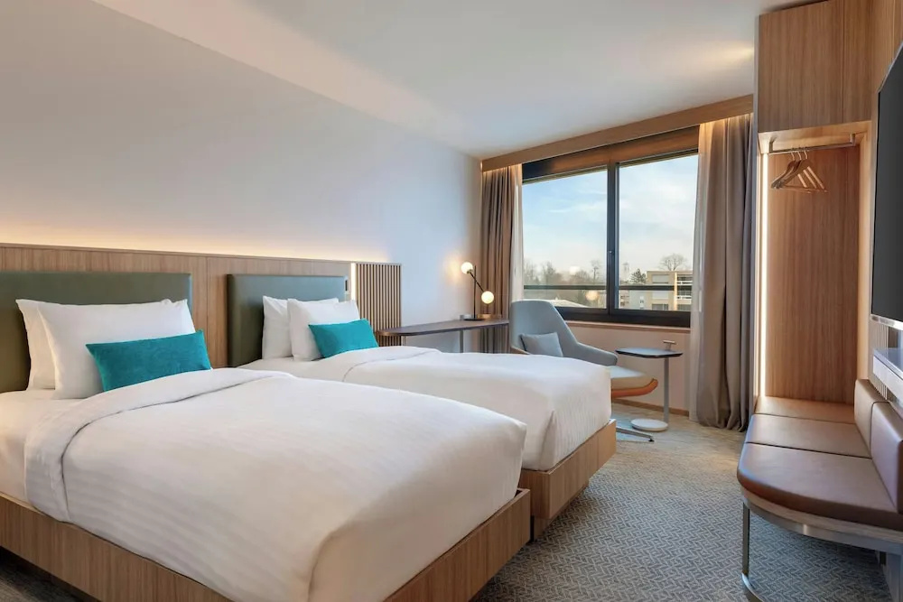 Deluxe Double room with city view (full double bed)
