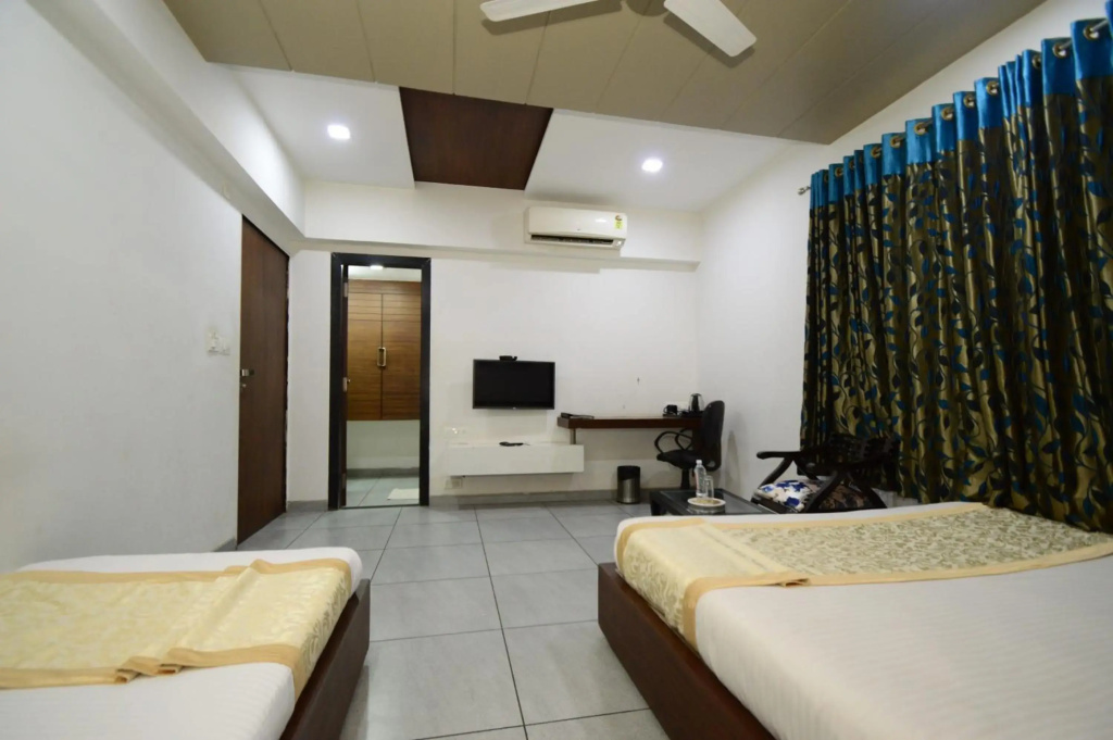 Crimson Park Shripriya Hotel - фото 3