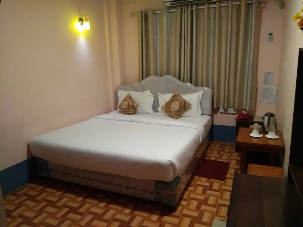 Standard Double room with city view (full double bed)