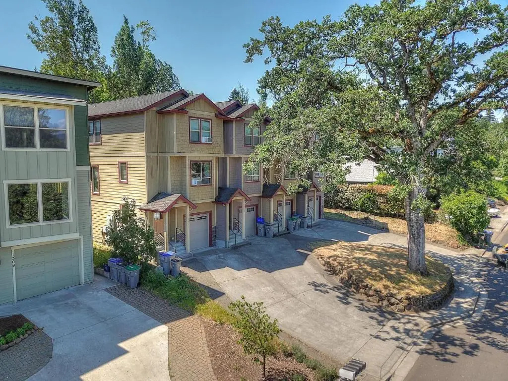 Spacious B2 Townhome with Fireplace and BBQ on the Deck by RedAwning