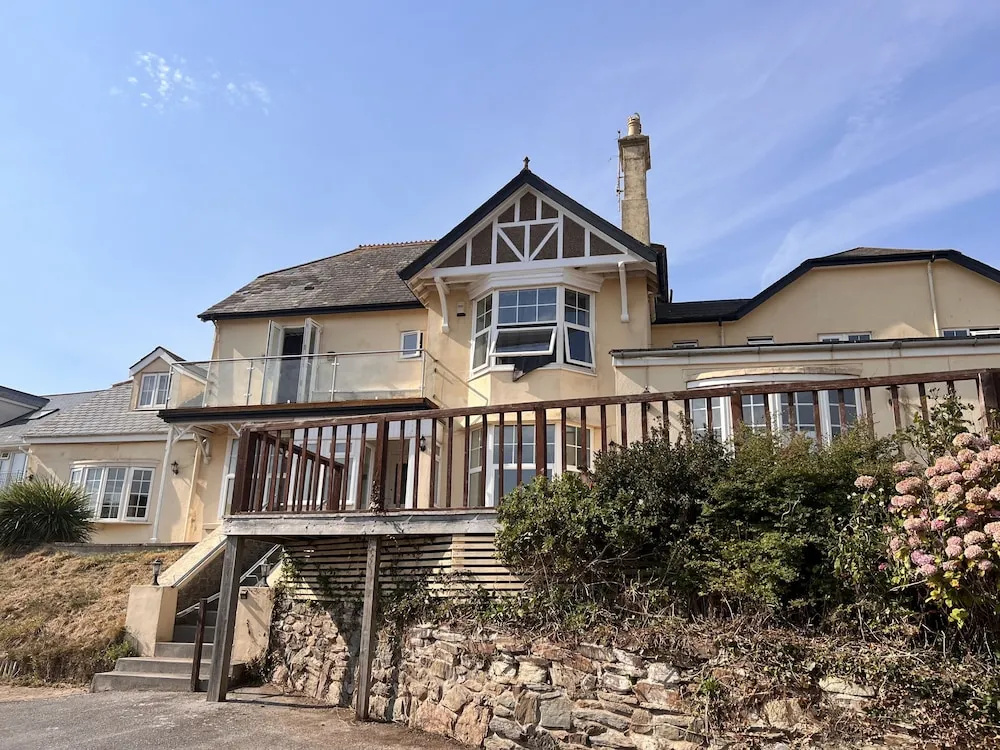 Sea View Hotel - Sandpebbles
