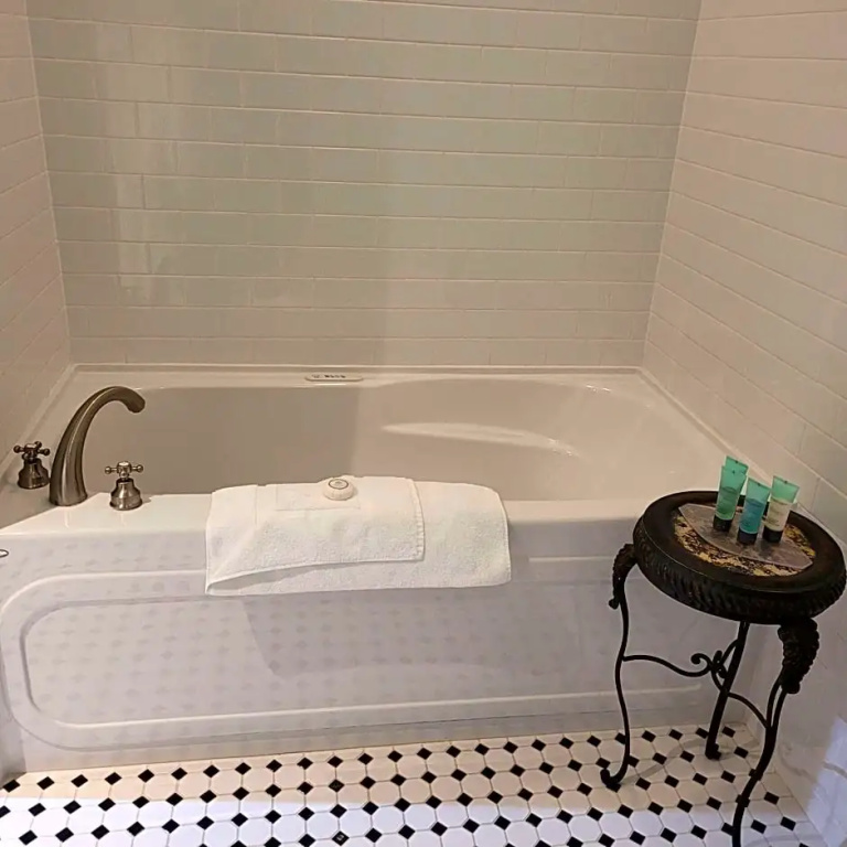 Double Suite (full double bed)